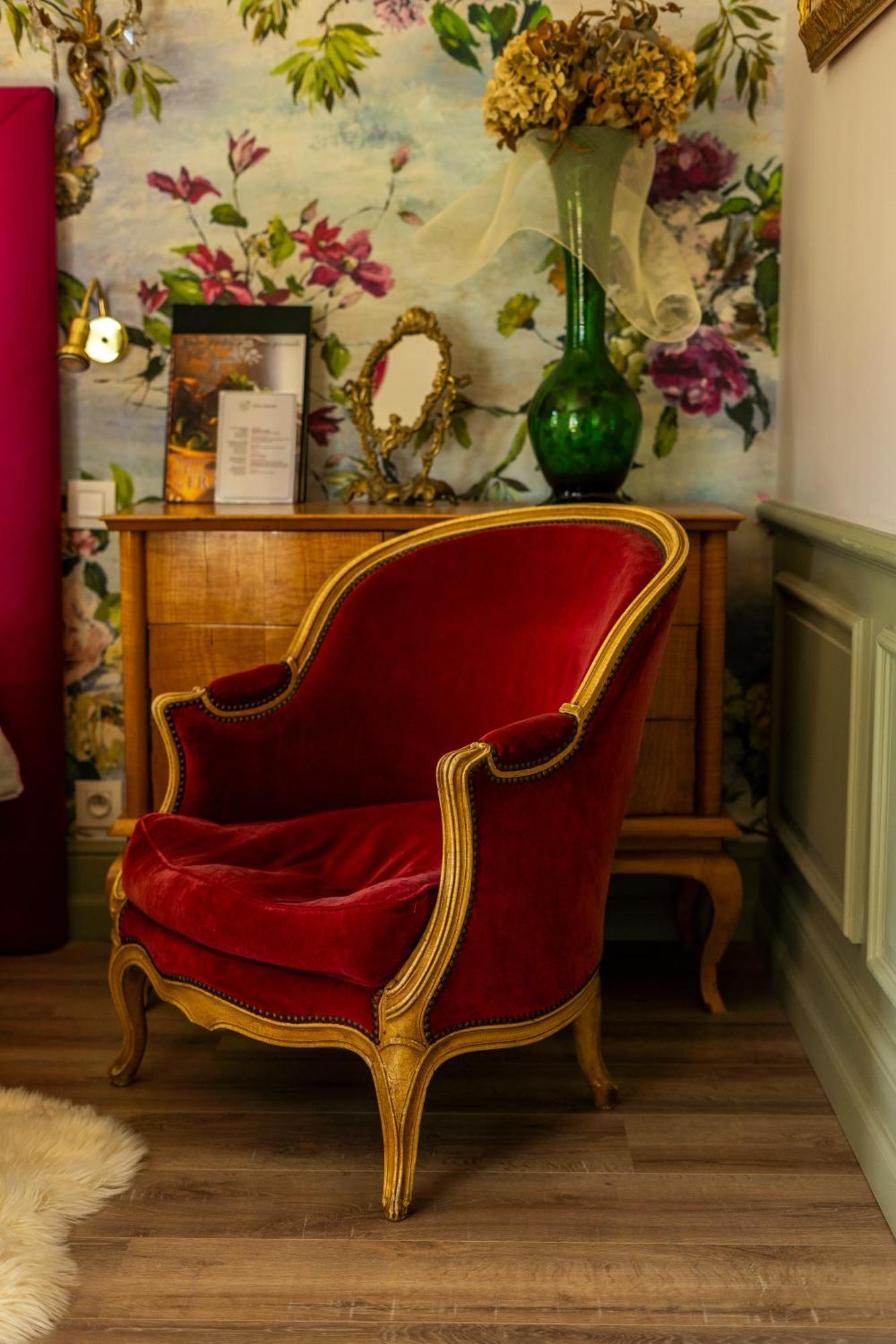 Castel Bois Marie, Maison D'Hotes Montauban Exterior foto A red velvet chair