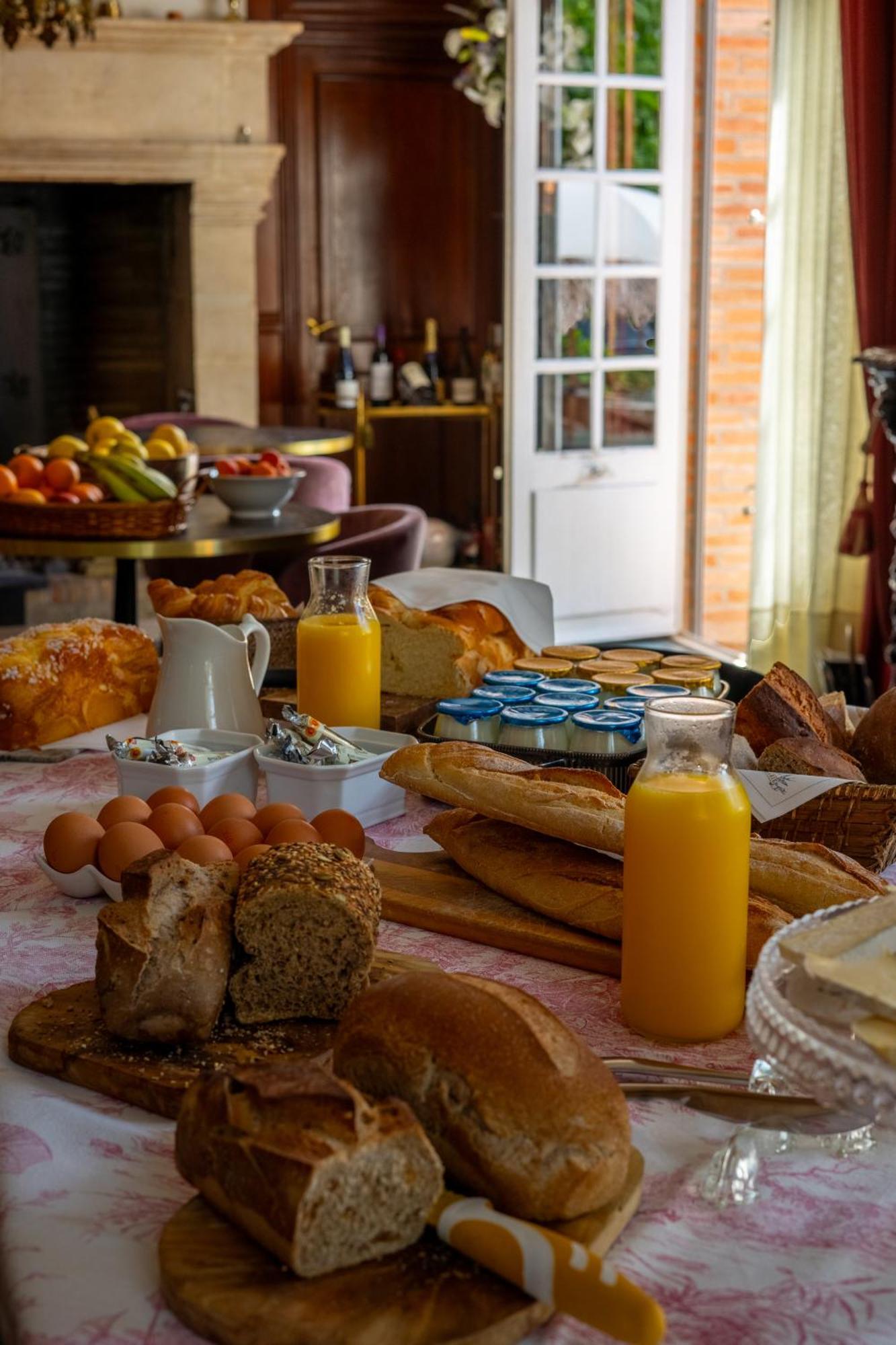 Castel Bois Marie, Maison D'Hotes Montauban Exterior foto A continental breakfast