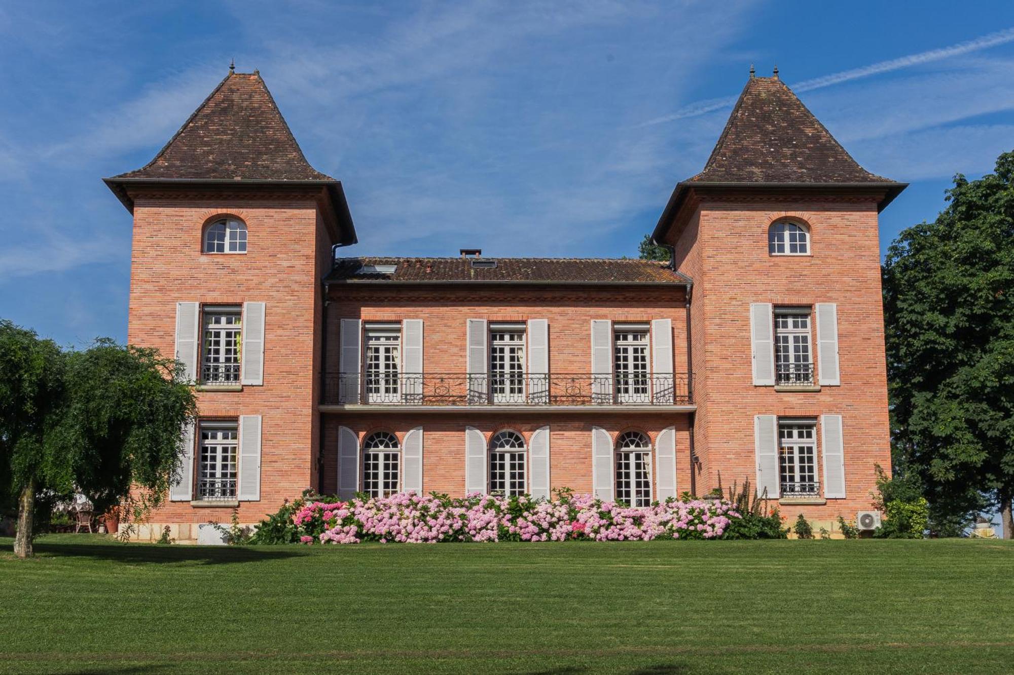 Castel Bois Marie, Maison D'Hotes Montauban Exterior foto The chateau in Montferrand-lès-Sully